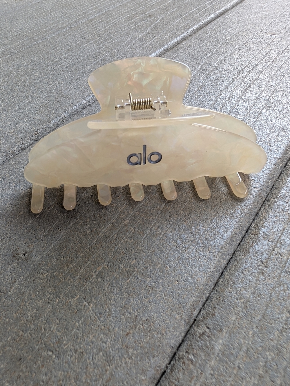 Alo Yoga Pearl Ivory Claw Clip